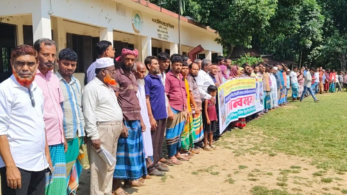 ভালুকায় শিক্ষককে হামলা ও কিশোরী কন্যাকে অপহরণের অভিযোগ, বিচারের দাবিতে মানববন্ধন